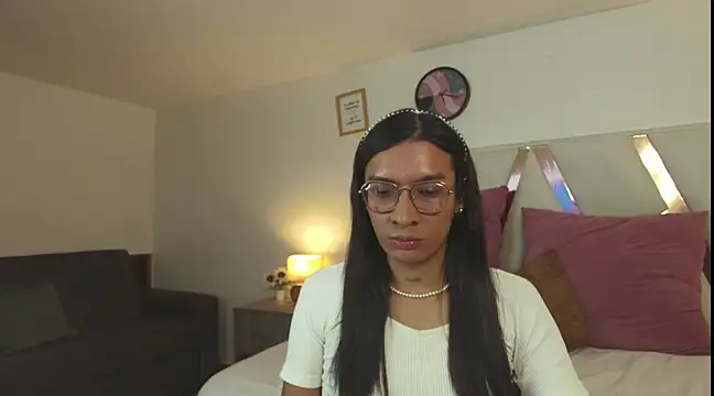 LauraaGomezz   online show from March 1, 1:43 am