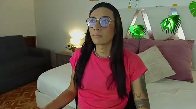 LauraaGomezz   online show from March 18, 7:01 pm