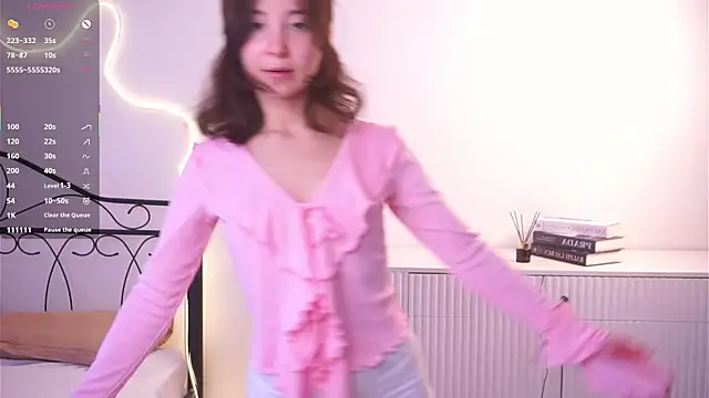 VeronaCritchlow online show from March 31, 7:10 am