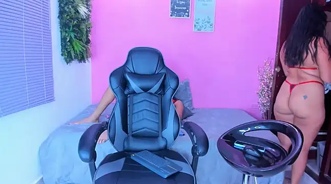 Snapshot of andrew_and_alana chatting on January 23, 2:44 am andrew and alana online show from January 23, 2:44 am