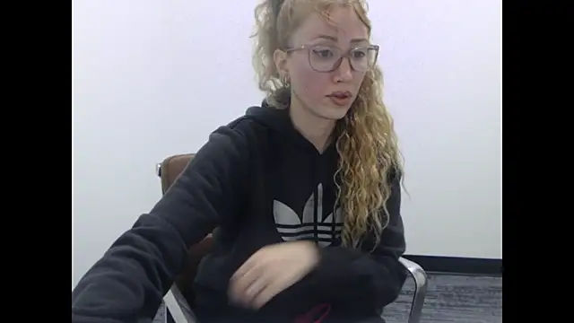 rosepuss online show from December 19, 2:19 pm