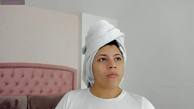 Kendall  Fox online show from October 18, 6:04 am