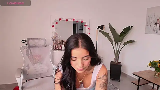 LairaScott online show from February 26, 9:26 pm