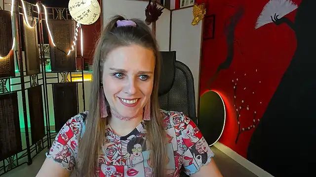 Snapshot of EmiliaBedy chatting on March 20, 9:04 am EmiliaBedy online show from March 20, 9:04 am
