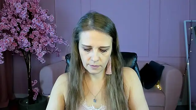 Snapshot of EmiliaBedy chatting on February 24, 9:10 am EmiliaBedy online show from February 24, 9:10 am