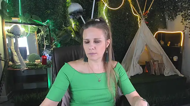 Snapshot of EmiliaBedy chatting on March 11, 9:24 am EmiliaBedy online show from March 11, 9:24 am