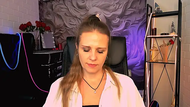 Snapshot of EmiliaBedy chatting on March 5, 12:11 pm EmiliaBedy online show from March 5, 12:11 pm