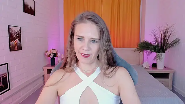 Snapshot of EmiliaBedy chatting on October 7, 9:10 am EmiliaBedy online show from October 7, 9:10 am