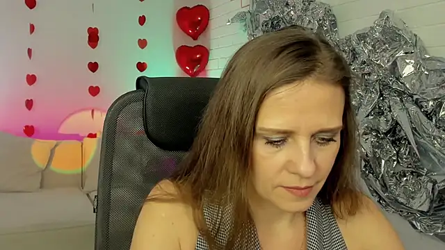 Snapshot of EmiliaBedy chatting on February 18, 9:10 am EmiliaBedy online show from February 18, 9:10 am