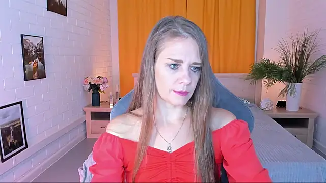 Snapshot of EmiliaBedy chatting on October 1, 9:14 am EmiliaBedy online show from October 1, 9:14 am