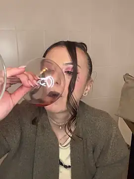 Snapshot of bunnythetailor chatting on February 18, 10:36 pm bunnythetailor online show from February 18, 10:36 pm