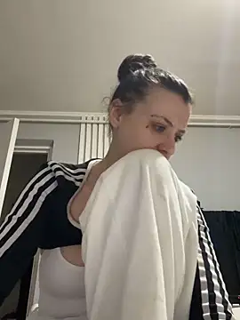 bunnythetailor online show from February 26, 4:34 am