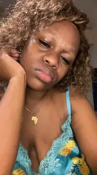 Snapshot of Boneca25 chatting on February 27, 8:24 am Boneca25 online show from February 27, 8:24 am