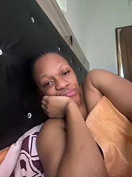 Snapshot of Boneca25 chatting on June 13, 8:12 am Boneca25 online show from June 13, 8:12 am
