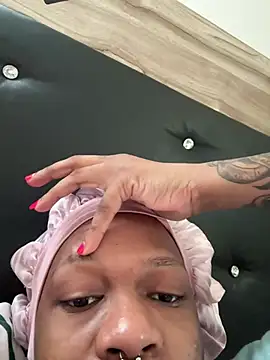 Snapshot of Boneca25 chatting on July 1, 9:09 am Boneca25 online show from July 1, 9:09 am