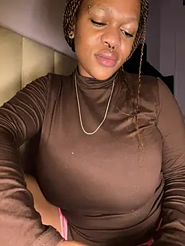 Boneca25 online show from March 21, 1:15 pm