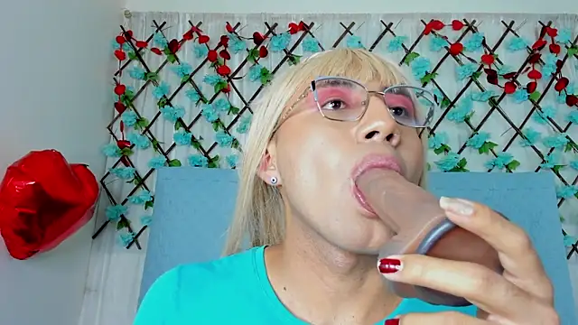 Snapshot of LaelVira_2 chatting on March 12, 8:08 am LaelVira 2 online show from March 12, 8:08 am