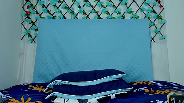 Snapshot of LaelVira_2 chatting on March 13, 8:15 am LaelVira 2 online show from March 13, 8:15 am