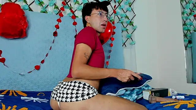 Snapshot of LaelVira_2 chatting on February 15, 6:23 am LaelVira 2 online show from February 15, 6:23 am