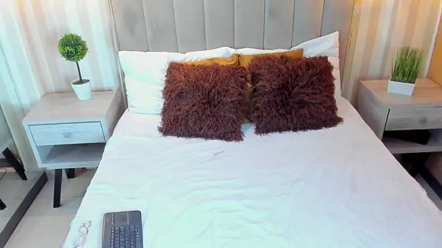 NatashaCollen online show from February 27, 6:31 pm