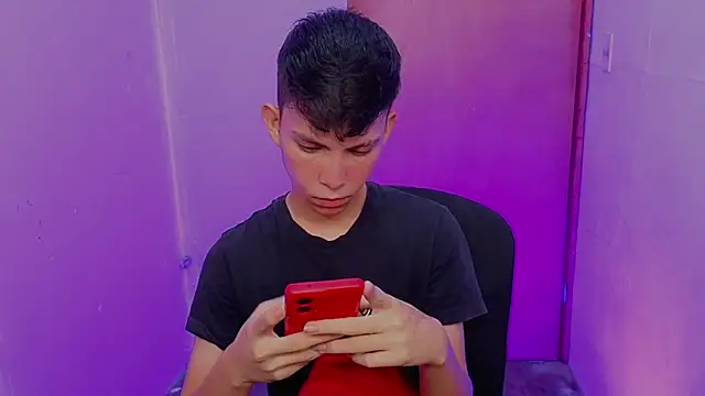 Snapshot of Alexxx_lov chatting on February 25, 12:27 pm Alexxx lov online show from February 25, 12:27 pm