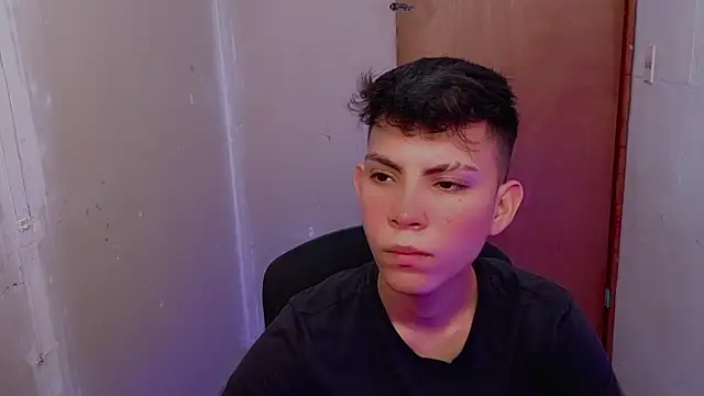 Snapshot of Alexxx_lov chatting on February 18, 12:23 pm Alexxx lov online show from February 18, 12:23 pm