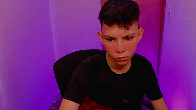 Snapshot of Alexxx_lov chatting on February 17, 12:35 pm Alexxx lov online show from February 17, 12:35 pm