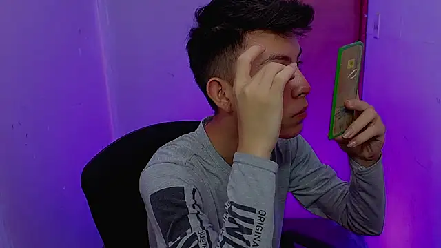 Snapshot of Alexxx_lov chatting on February 24, 12:17 pm Alexxx lov online show from February 24, 12:17 pm