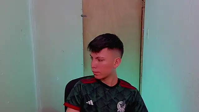 Snapshot of Alexxx_lov chatting on February 13, 12:27 pm Alexxx lov online show from February 13, 12:27 pm