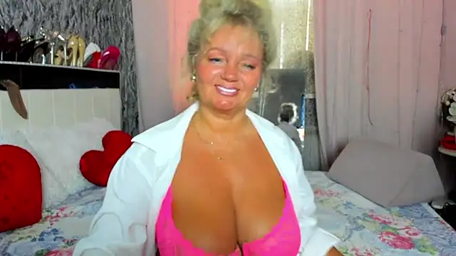 Snapshot of MartiniMartini chatting on June 23, 1:58 am MartiniMartini online show from June 23, 1:58 am