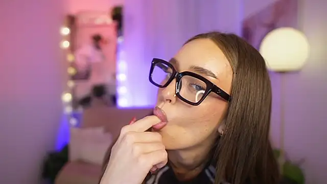 Clara Nia online show from January 10, 7:31 pm