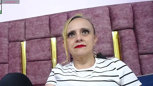 VICTORIAHANK  online show from March 17, 7:28 pm