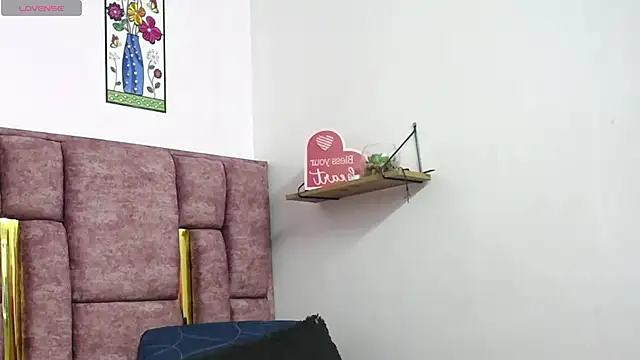 VICTORIAHANK  online show from April 12, 7:17 pm