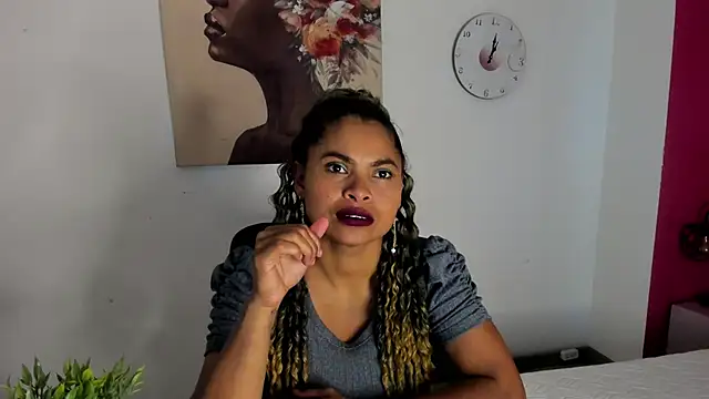 Snapshot of CamiilaReyes chatting on November 21, 1:43 pm CamiilaReyes online show from November 21, 1:43 pm