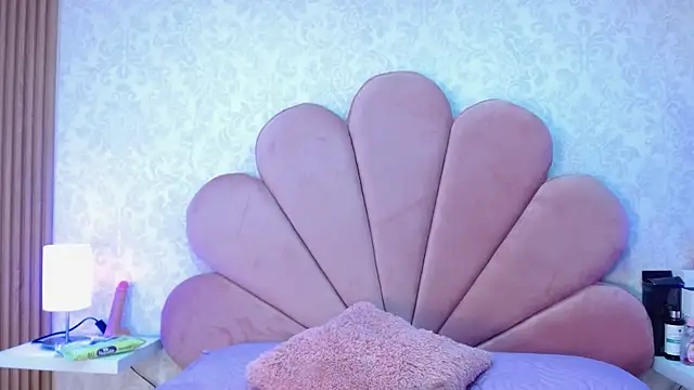 Snapshot of ElhaThomson chatting on November 10, 9:31 pm ElhaThomson online show from November 10, 9:31 pm