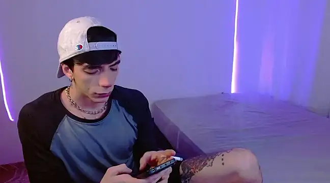 H3ll B0I online show from February 11, 6:40 am