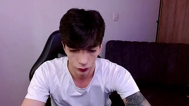 Snapshot of H3ll_B0I chatting on June 27, 1:17 pm H3ll B0I online show from June 27, 1:17 pm