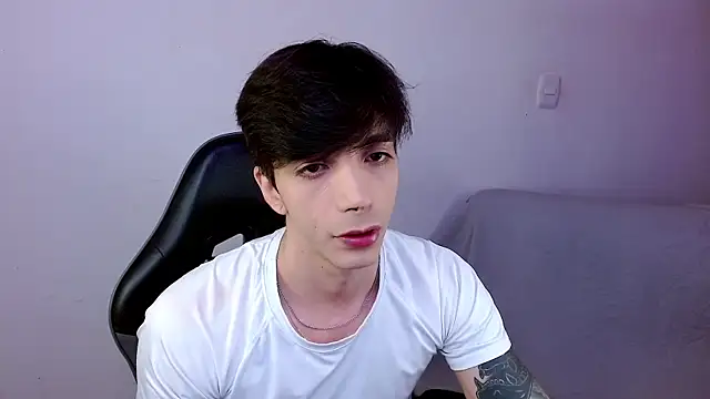 Snapshot of H3ll_B0I chatting on June 19, 5:35 am H3ll B0I online show from June 19, 5:35 am