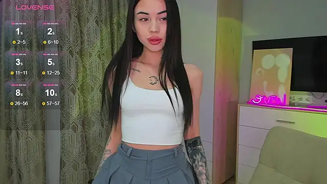  dkny  online show from February 4, 7:09 pm