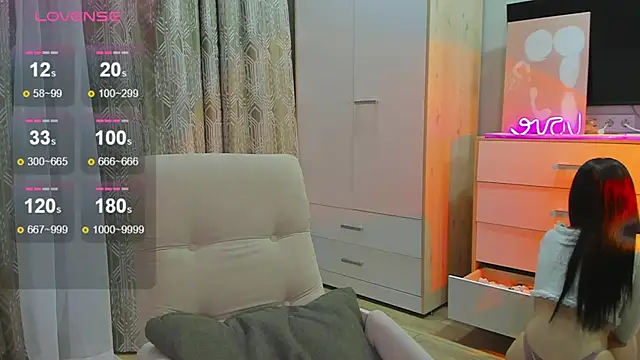  dkny  online show from February 21, 3:25 pm