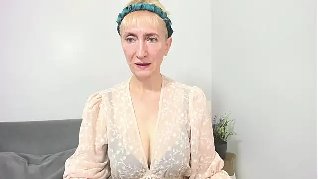 Snapshot of MargaretMilf69 chatting on September 27, 7:03 am MargaretMilf69 online show from September 27, 7:03 am