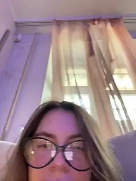 Snapshot of DearAlise chatting on May 24, 9:31 am DearAlise online show from May 24, 9:31 am