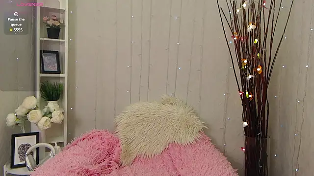 Snapshot of Holygirl_ chatting on March 13, 1:43 am Holygirl online show from March 13, 1:43 am
