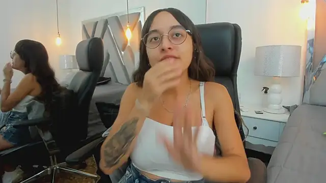 Snapshot of MelodyWinx chatting on October 21, 8:30 pm MelodyWinx online show from October 21, 8:30 pm