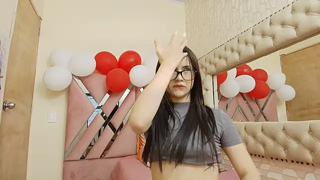 Snapshot of Emmagomez__ chatting on February 10, 6:13 pm Emmagomez online show from February 10, 6:13 pm