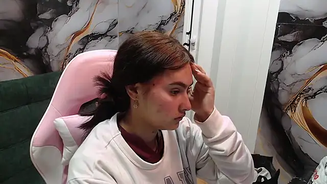 Snapshot of emily_fox_3 chatting on September 16, 3:40 am emily fox 3 online show from September 16, 3:40 am