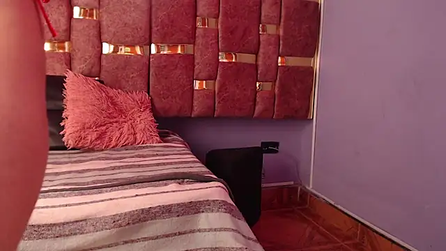 Snapshot of emily_fox_3 chatting on February 28, 10:17 pm emily fox 3 online show from February 28, 10:17 pm