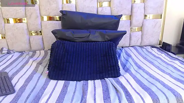 Snapshot of emily_fox_3 chatting on February 25, 2:48 pm emily fox 3 online show from February 25, 2:48 pm