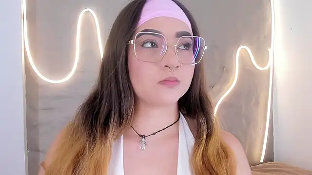 Shanntal  online show from March 20, 7:59 pm