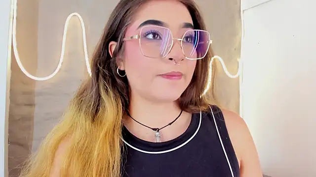 Shanntal  online show from February 16, 7:34 pm